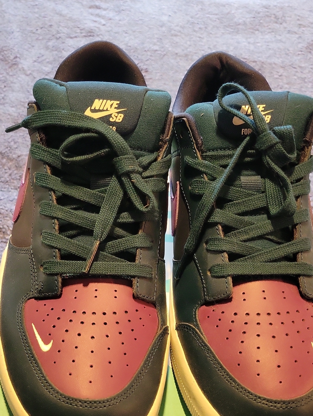 Nike SB Low-Top Sneakers in Dark Green and Burgundy